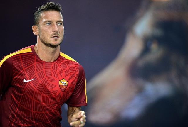 冲刺阶段突围战来临，拜仁慕尼黑围绕社区盾调整名单，气氛紧张，赛程密集仍需轮换