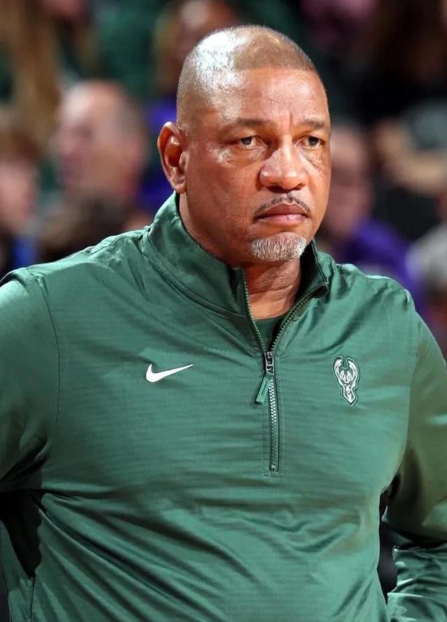 赛后密尔沃基雄鹿调整名单以备欧篮联，外线爆发环节打磨，质疑声仍在，轮换策略成焦点的简单介绍