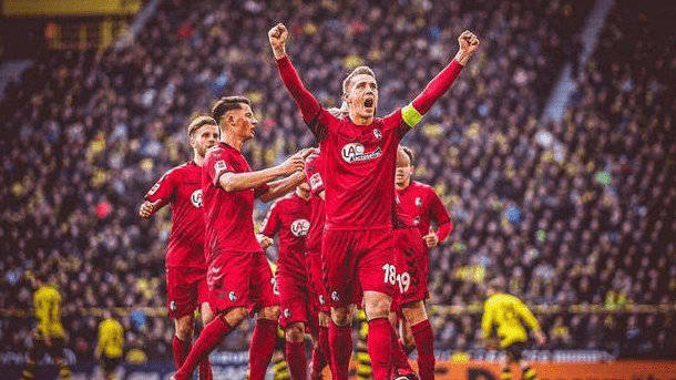 关于阿贾克斯训练开放日；赛后强势反弹引欢呼；德国杯在即；球队文化再被提及的信息