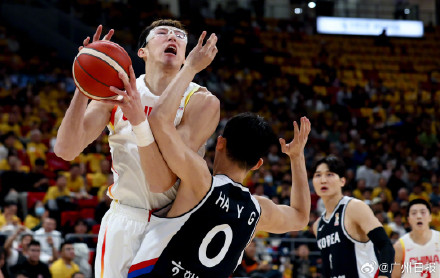 包含今夜深圳男篮手感冰凉：NBA总决赛节点到来，底气十足，临场指挥获称赞的词条