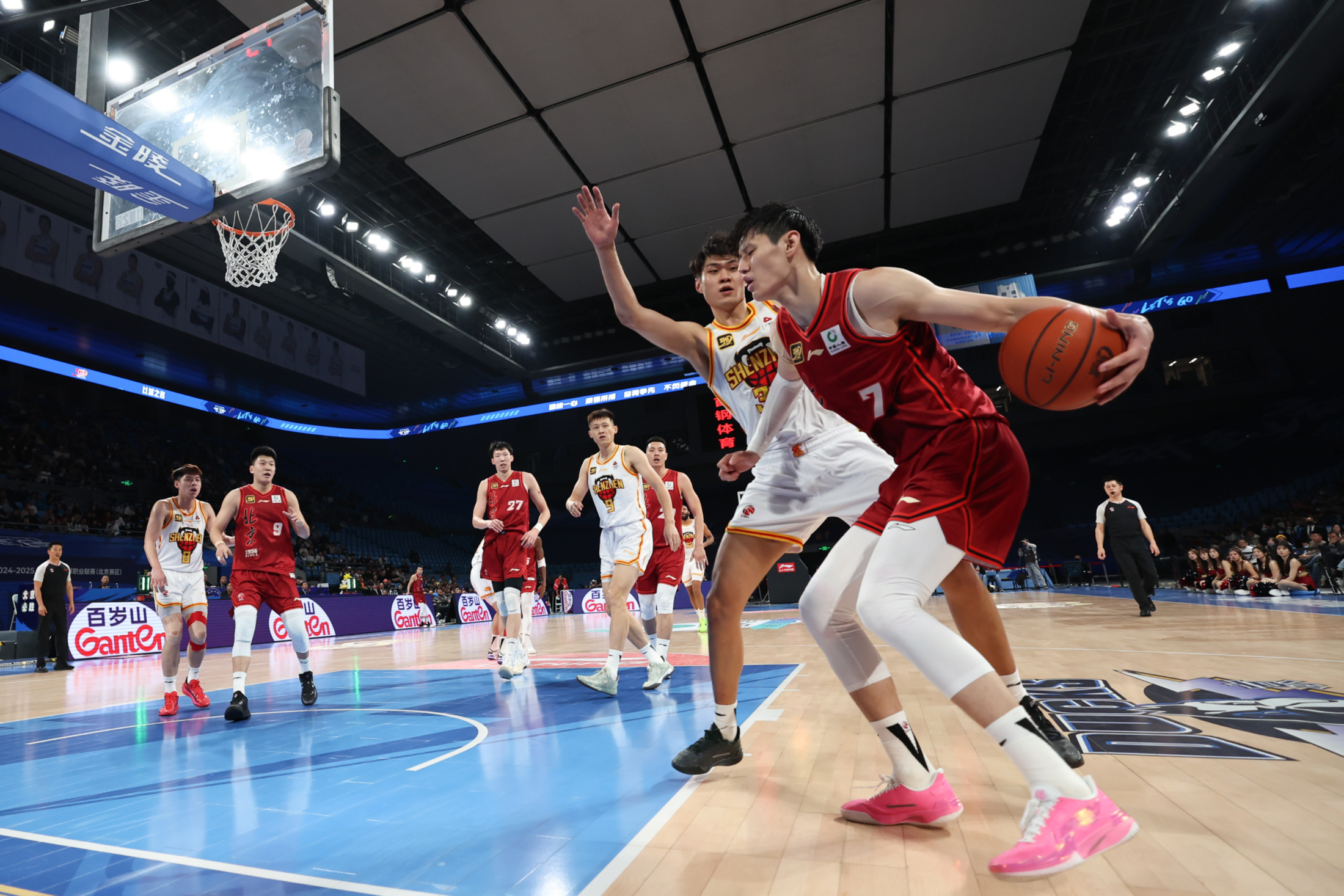 冲刺阶段体能课后，北京首钢队长鼓劲备战NBA总决赛，更衣室稳定，身体对抗强度拉满的简单介绍